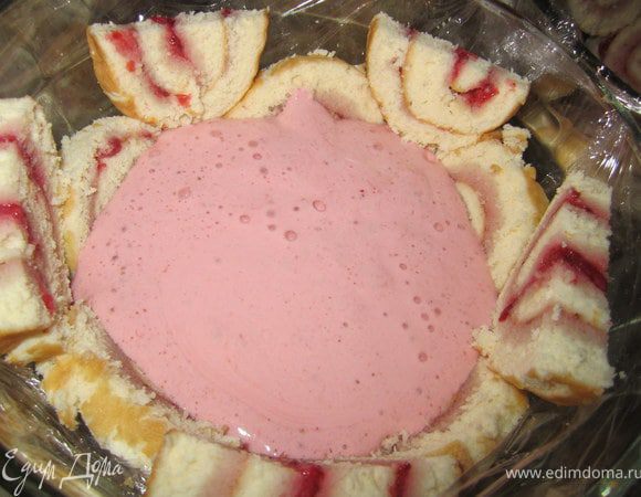 Залить клубничный мусс в одно блюдо.