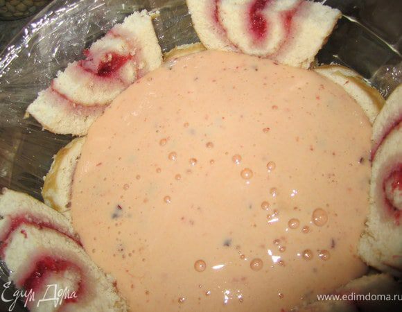 Вылить персиково-сливочный мусс во второе блюдо.