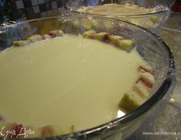 20 гр. желатина горячей водой(50 мл.) 
Молоко подогреть на огне, добавить желатин.
Держать на огне пока не разойдутся все крупинки желатина. НО не кипятить.
Охладить до комнатной температуры.
Сметану взбить с сахаром.
Добавить охлажденное молоко. все хорошо взбить.
Аккуратно залить суфле в два блюда.