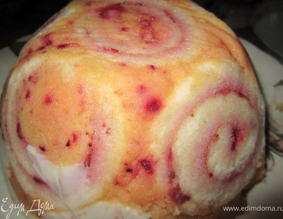 Поставить в холодильник на 4-5 часов.
После охлаждения торт перевернуть на блюдо и аккуратно снять пленку.