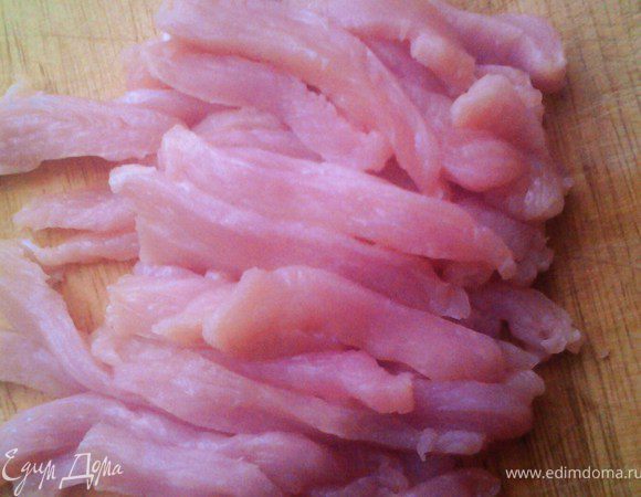 Индейку нарезать как тонкими полосками. Все компоненты соуса перемешать и соеденить с индейкой. Тщательно перемешать, оставить на 20 минут. Болгарски перец очистить от семян и тоже нарезать полосочками. Томаты очистить от кожицы, нарезать тонкими дольками.