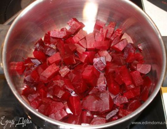 Все очень просто. Свеклу отварить или запечь, порезать кубиками (например).
