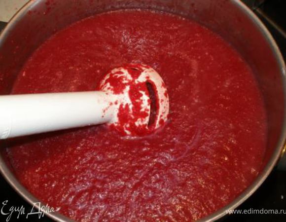 Лук и сельдерей измельчить и спассеровать в течение 10 мин. на масле.

Свеклу, лук и сельдерей смешать, залить бульоном и довести до кипения. Варить 15 мин.

Сделать из супа пюре, добавить соль, перец, кориандр.

