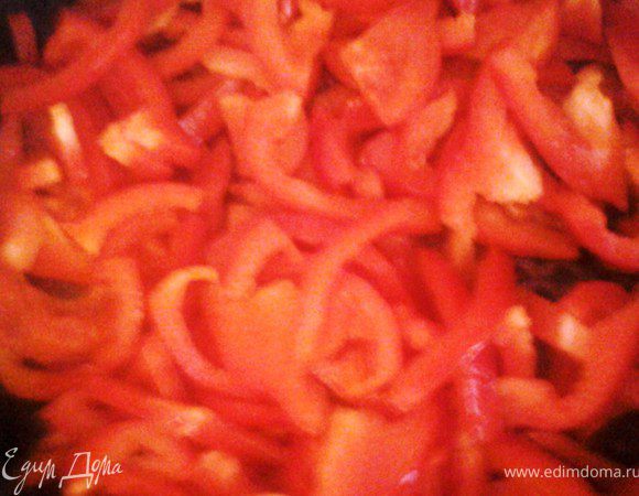 На растительном масле обжарить индейку. Отдельно обжарить перец с луком, когда перец станем мягким добавить помидоры и обжаривать еще минут 5. Картофель тоже обжарить, посолить, посыпать паприкой.