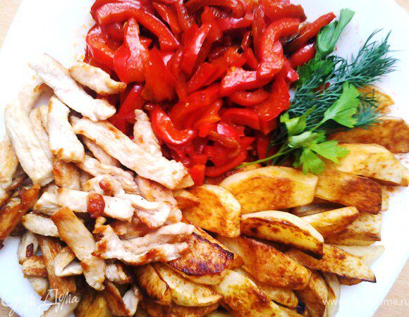 Я все выложила на блюдо по отдельности (дети не едят перец), но птицу и перец с томатами можно смешать, будет еще вкуснее. Приятного аппетита! 