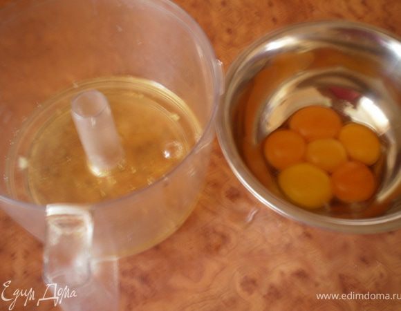 Желтки отделяем от белков.