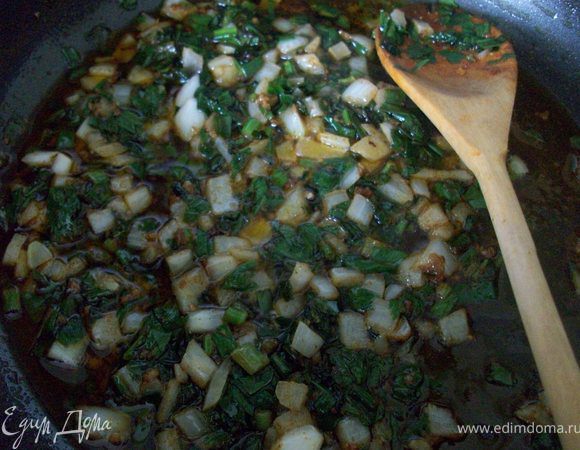 налить в сковородку оливковое масло, пропустить через чесноко-давку чеснок, отправить в сковородку, потом добавить паприку, имбирь, гвоздику, специи, притушить 2 мин. 
затем добавить порубленную зелень,и лук репчатый