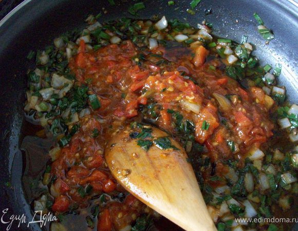помидоры и перец обдать кипятком, снять кожуру, мелко порубить и потушить в сковородке, посолить, поперчить добавить специи по вкусу и отправить к зелени 