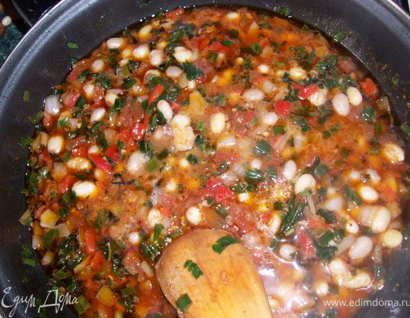 высыпать варенную фасоль и 150 мл. воды, тушить 20-25 минут на тихом огне