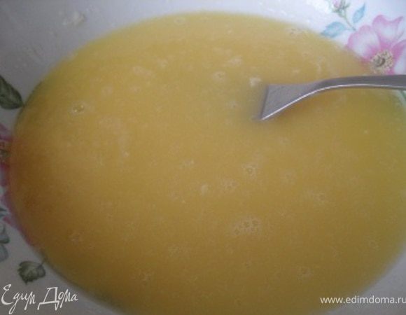 Смешать растопленный маргарин, яйца и сахар.Добавить соду, перемешать до однородности.