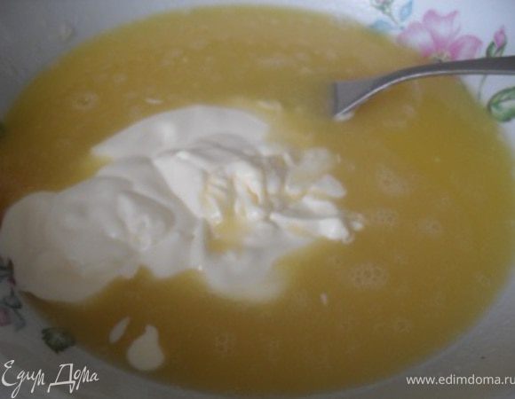 Добавить сметану, перемешать.