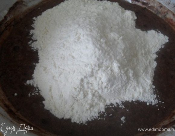 Добавить какао,перемешать.После добавить муку, перемешать.