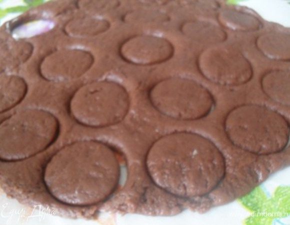 Тесто раскатать в пласт толщиной 0,5-1 см.Вырезать кружочки d=2-3 см.