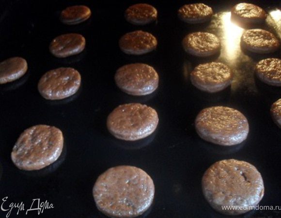 Разложить кружочки на противень смазанный маслом, выпекать при 200*С 5-10 минут.