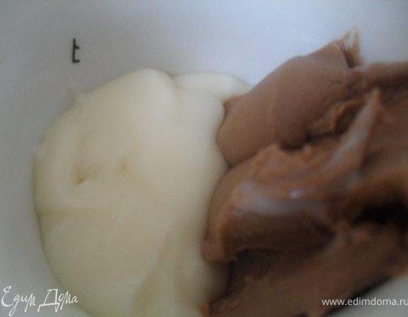 Для крема смешать сгущенное молоко с ореховой пастой.