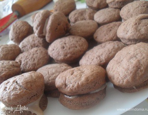 Склеить кружки по 2 штуки кремом.