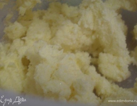 Для теста растереть маргарин с  сахаром.