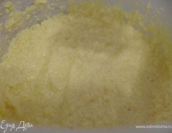 Добавить в массу яйца,соду,соль, взбить.