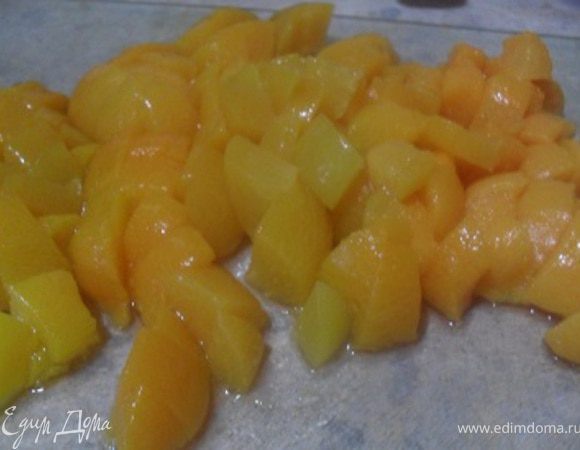 Абрикосы порезать мелким кубиком.
