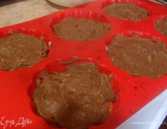 Формочки смазать маслом, выложить ванильное тесто, сверху абрикосы, покрыть абрикосы шоколадным тестом.Выпечь маффины при 200*С до готовности(готовность проверить зубочисткой).