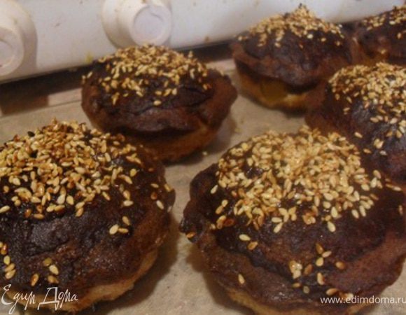 После полить шоколадом и посыпать кунжутом.