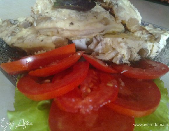 рыбу порезать небольшими кубиками (2*1 см)и замариновать в соевом соусе минут на 10. порезать мелкими кубиками лук и грибы. обжарить на оливковом масле сначала лук, потом добавить грибы, затем рыбу. Вместе жарить минут 10-15 до готовности рыбы. в отдельной посуде взбить яйца с сметаной, солью, перцем. вылить яичную массу к рыбе с грибами и хорошо перемешать, пока омлет не схватиться. накрыть крышкой и готовить на медленном огне 5 минут, потом посыпать сыром, накрыть крышкой и выключить огонь, дать постоять пару минут чтобы сыр расплавился и можно подавать. ПРИЯТНОГО АППЕТИТА!