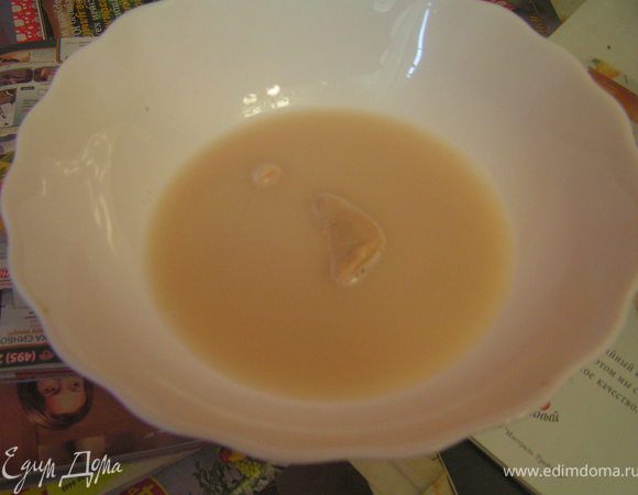 Дрожжи растворить с 4 ст.л теплой воды и щепоткой сахара. Оставить на 20 минут...