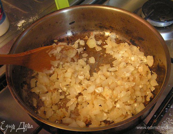 На оливковом масле (2 ст.л) обжарить лук(з мин) посолить, добавить 1 ст.л муки и пассеровать еще минуты 2...
Остудить