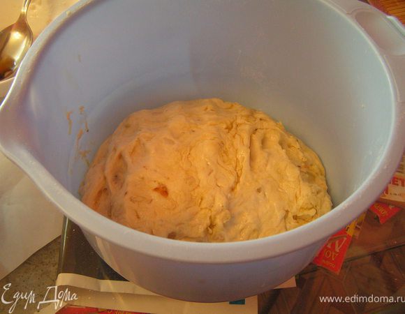 Вопару добавить лук, молоко, яйцо, 1 ст.л масла, перемешать и добавлять муку( столько , чтобы получилось мягкое тесто СЛЕГКА прилипающее к рукам) затем добавить еще 1ст.л масла и вымесить
накрыть и убрать в теплое место на 1 час...