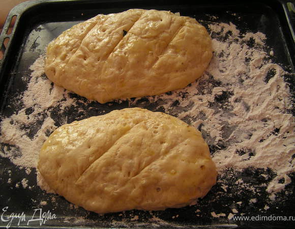 Сделать надрезы и в нескольких местах проколоть деревянной палочкой, смазать подогретым оливковым маслом...