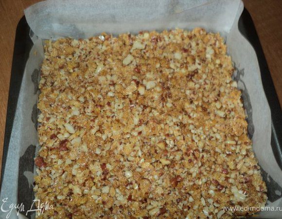 Форму застелить бумагой для выпечки, выложить полученную массу и уплотнить ложкой, поставить в холодильник.