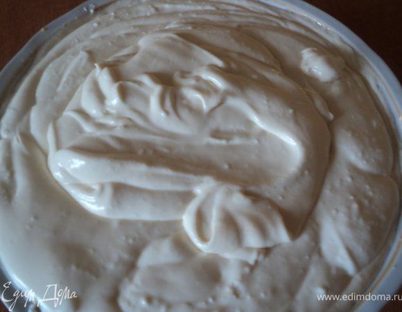 Смородину промыть, обсушить, оставить несколько веточек смородины для украшения, остальную оборвать с веточек. В желатин добавить немного воды, когда набухне, распустить на водяной бане.
Творог протереть через сито, добавить половину сахара, цедру и сок лимона, взбить до получения крема, добавив половину распущенного желатина.
Сметану взбить вместе с йогуртом и второй половиной сахара, добавив в конце оставшийся желатин.
