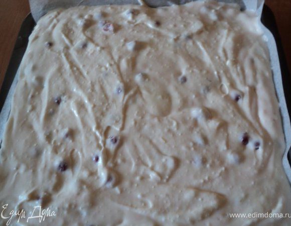 Творожный и сметанный крем осторожно смешать, добавить ягоды смородины, выложить ровным слоем на основу. Поставить в холожильник на 3 часа.