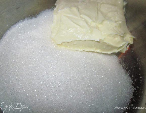 Масло взбить с сахарным песком и ванилью