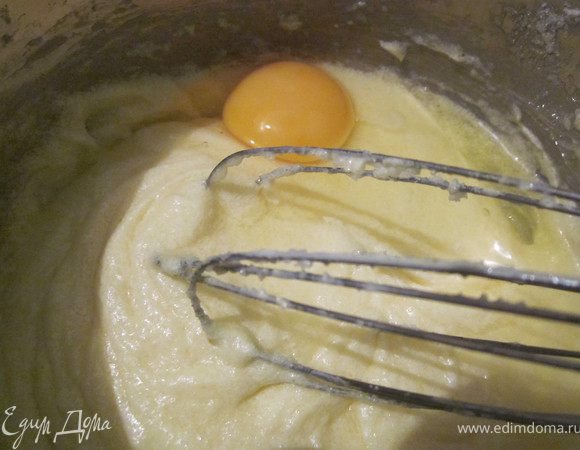Добавить к смеси яйца, добавляйте по одному. Хорошенько взбить венчиком.