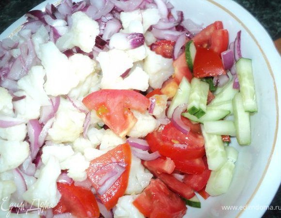 Цветную капусту отварить в подсоленой воде 10мин ( чтобы была слегка твердая ), охладить, разобрать на соцветия.
Огурцы порезать брусочками, помидор некрупными пластинками.
