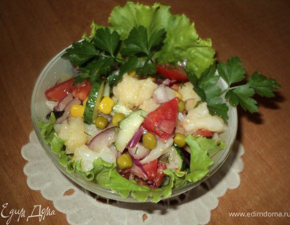 Смешать огурцы, помидоры, цветную капусту, отжатый замаринованый лук, добавить зеленый горошек и кукурузу. В половину оставшегося маринада добавить оливковое масло, хорошо перемешать, заправить салат. Можно добавить зелень.