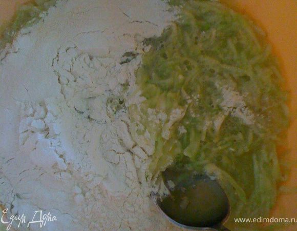 Всыпать просеянную муку.