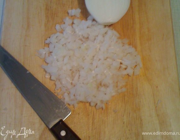 Режем мелко лук