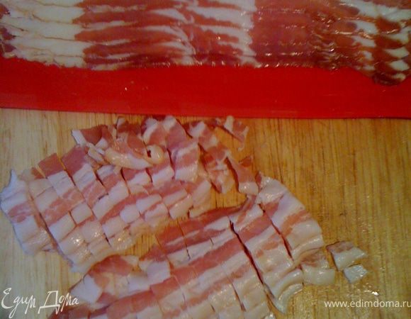 Не сильно крупно нарезаем бекон.