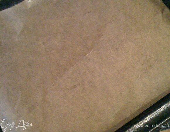 На противень кладем бумагу для выпечки, смазываем растительным маслом.