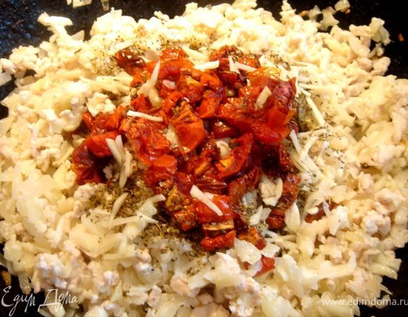 Обжарить измельчённые ингредиенты на растительном масле, посолить, поперчить,сдобрить смесью итальянских трав. В готовую начинку добавить нарезанные помидоры и чеснок, хорошо перемешать и снять с огня.