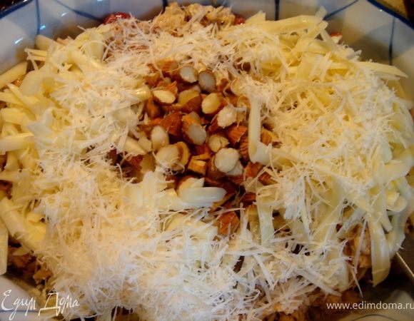 В начинку добавить измельчённый миндаль, натёртый сыр и сметану.