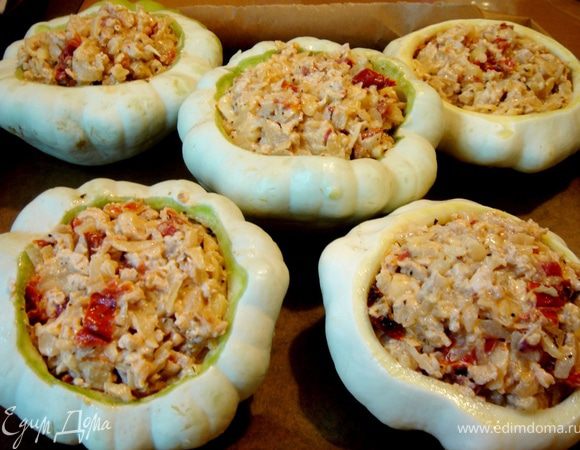 Заполнить формы из патиссонов фаршем, выложить на противень. Смазать патиссоны растительным маслом. Выпекать при t180*С около часа(в газовой духовке немного дольше). Подавать со свежими овощами. Приятного аппетита!