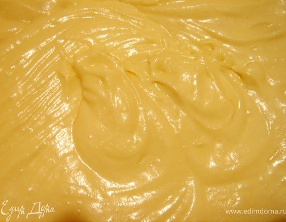 Миксером хорошо взбить яйца с сахаром и ванилином.Добавить сметану и сливочное масло,смешать.Затем добавить муку с содой.Хорошо перемешать миксером.Тесто по консистенции напоминает густую сметану.