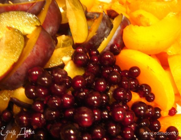 Фрукты нарезать на дольки.