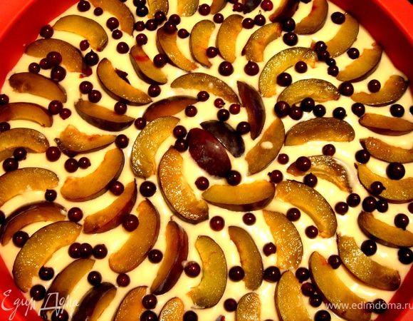 Затем выложить оставшееся тесто и сверху ягоды.