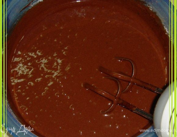 Яйца взбить с сахаром. Добавить  ваниль, какао, разрыхлитель,  подсолнечное  масло и молоко.
Всыпать  муку и снова тщательно взбить тесто.
