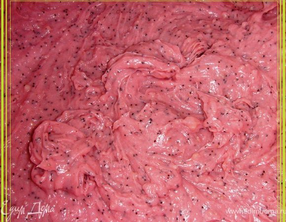 Для приготовления крема берём яйца и взбиваем их с половиной сахара, ванилином, корицей.
На медленном огне подогреем молоко и растворим в нём остальную половину сахара. Слегка остудим. Добавим в него мягкое сливочное масло и яичную смесь, не прекращая помешивать.
Снова ставим на медленный  огонь и по чуть-чуть всыпаем муку, тщательно размешивая. Сыпем муку до тех пор, пока крем не приобретет нужную консистенцию (очень густой сметаны). Добавим свекольный сок и мак. Снова всё перемешаем. Оставим остывать.
