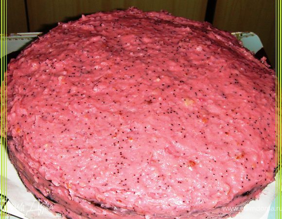 Все коржи густо смазать кремом и уложить в торт. Промазать всю поверхность торта, включая бортики.
